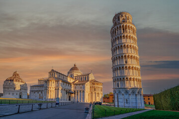 Leaning Tower of Pisa. Pisa is a city in Italy, in Tuscany, on the Arno River, located close to the coast of the Tyrrhenian Sea. - obrazy, fototapety, plakaty
