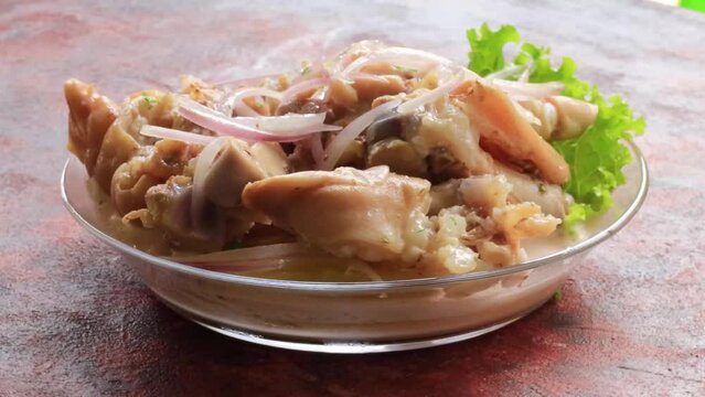 ceviche de patitas video 4K, comida peruana video en rotaci&oacute;n 