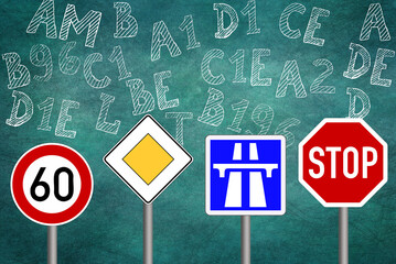 Verschiedene Verkehrsschilder, Fahrschule und Führerscheinklassen