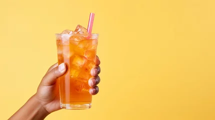 Foto op Plexiglas Hand holding a glass of juice © 인혜 갈