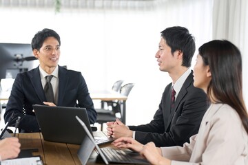 オフィスでミーティングをするビジネスパーソン