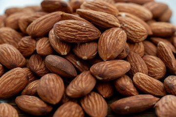 山盛りのアーモンド