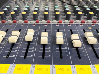 audio mixing console