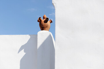 Terracotta Amphora on a rooftop in Sifnos, Cyclades, Greece - obrazy, fototapety, plakaty