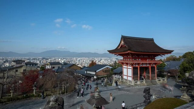 Gate at Kiyomizu dera temple time lapse video in autumn season on a cloudy day.