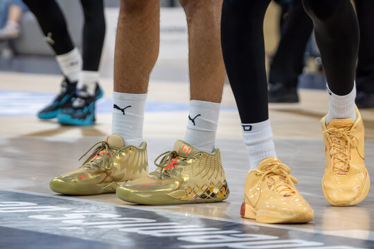 Basketballspieler tragen die Basketballschuhe Nike LeBron 21 Melo Melo (2023) und