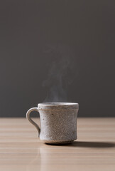 テーブルの上に置かれたホットコーヒー