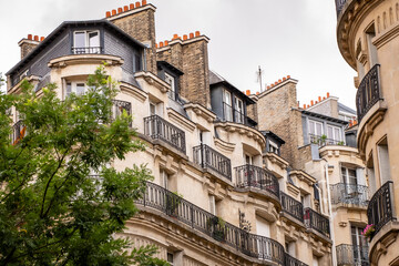 Derniers étages et cheminées d'un bâtiment haussmannien parisien - obrazy, fototapety, plakaty