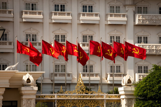 Drapeaux communistes devant un b&acirc;timent gouvernemental