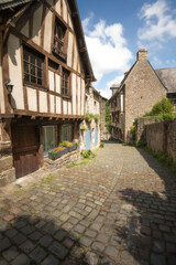 Vieille rue pavée dans le centre historique de Dinan en Bretagne, la rue du petit fort, vue verticale, sous un ciel bleu ensoleillée