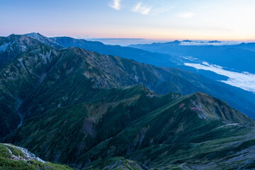 【北アルプス】五竜岳山頂から望む唐松岳へ向かう稜線