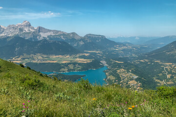 Paysage du Dévoluy en été , avec le barrage du Sautet , et l' Obiou . Vallée du Drac , Hautes Alpes , France
