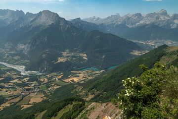 Paysage du Dévoluy en été , avec le barrage du Sautet , et l' Obiou . Vallée du Drac , Hautes Alpes , France