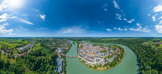 Ausblick auf die pittoreske Stadt Wasserburg am Inn im Chiemgau, 360 Grad Rundblick