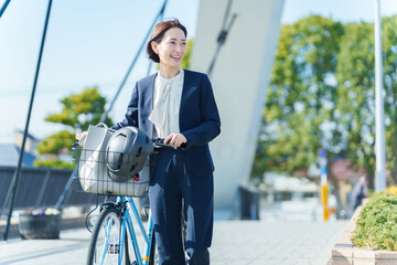 自転車通勤するビジネスパーソン