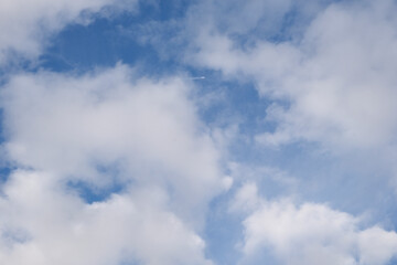 Himmel blau mit Wolken