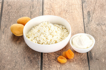 Cottage cheese with apricot and cream
