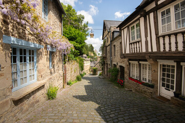 Fototapeta na wymiar vieille rue pavée dans le centre historique de Dinan en Bretagne, la rue du Jerzual, vue horizontale en été
