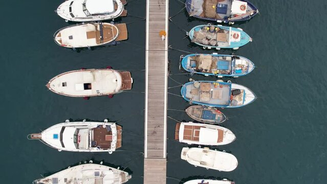 drone, vista dall'alto di piccole barche da pesca in porto.