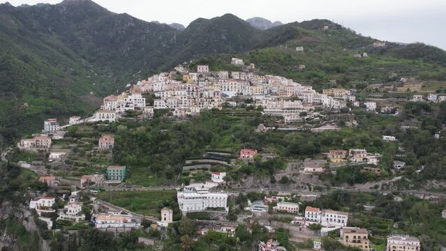 drone:vista su Raito di Vietri sul mare, Amalfi Coast. Salerno, Campania, Italia. Vista su spiaggia e borgo.