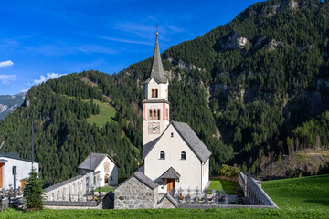 Kirche Sankt Leonhard in Pufels, Bulla, über St. Ulrich, Südtirol