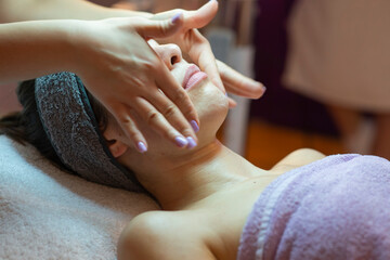 Obraz na płótnie Canvas Beautiful woman in spa salon getting face treatment