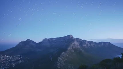 Photo sur Plexiglas Montagne de la Table View of Table Mountain with star trail form Lion’s Head mountain, Cape Town, Cape Town, South Africa. : Generative AI