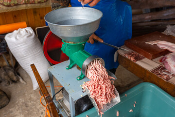 Electric meat grinder with fresh forcemeat