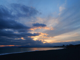 日本、冬、神奈川県、茅ヶ崎海岸から見る夕暮れ
