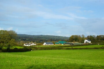 Obraz premium Irish countryside landscape with white houses. High quality photo