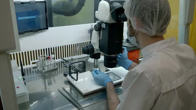 Operating the IVF equipment for medical diagnostic. Clinic checkup. IVF machine for diagnostic of maternity clinic patient. Human egg diagnostic procedure with an ivf machine at the pregnancy clinic.