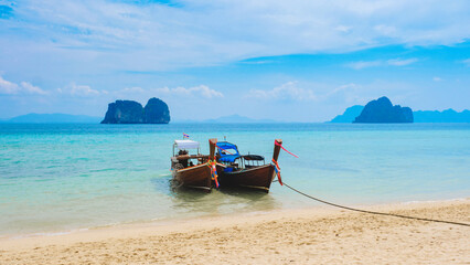 Obraz premium Longtail boats on the beach of Koh Ngai island with soft white sand, and a turqouse colored ocean, Koh Ngai Trang Thailand