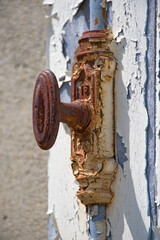 Antiker, rostiger T&uuml;rgriff an alter Holzt&uuml;r in der Bourgogne