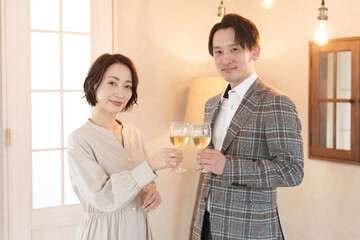 お酒を飲む男性と女性