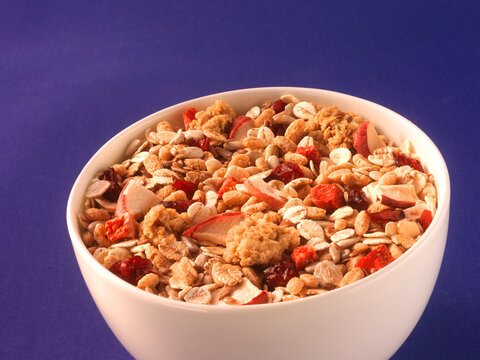 Fr&uuml;chte-Knusperm&uuml;sli, M&uuml;sli, Fr&uuml;chte, isoliert, Ceralien,