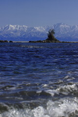 (富山県)冬の雨晴海岸から望む立山連峰
