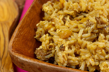 riz sautée au boeuf et poivrons, en gros plan.	