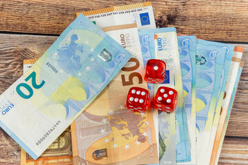 billets de banque européen et dés de jeu, en gros plan