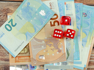 billets de banque européen et dés de jeu, en gros plan