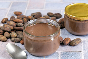 petits pots de crème au chocolat, en gros plan, sur une table	