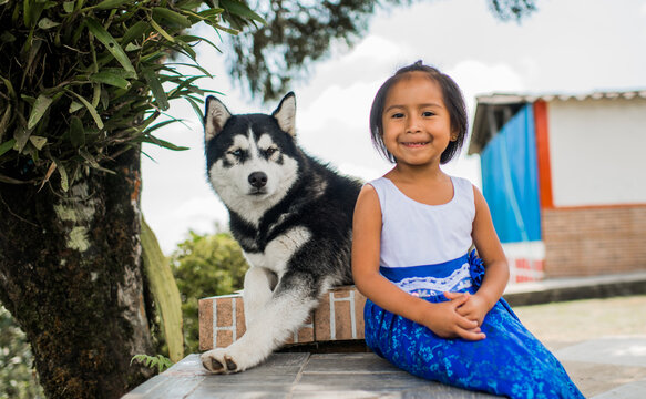 retrato de niña indigena la lado de su perro mascota 