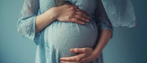 Foto op Plexiglas Mulher grávida tocando sua barriga em fundo azul, closeup © Vitor