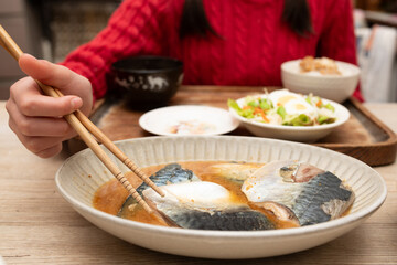 鯖の味噌煮を食べる子供の手元