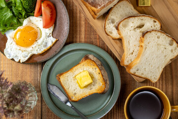 焼きたての山型トーストと目玉焼き