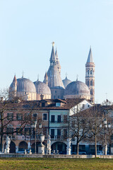 Le cupole della basilica di Sant Antonio di Padova emmergono dalla città