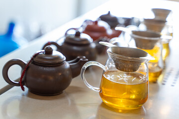 make tea with teapot in the cafe