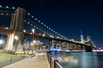 Fototapeta na wymiar beleuchtete Brooklyn Bridge bei Nacht