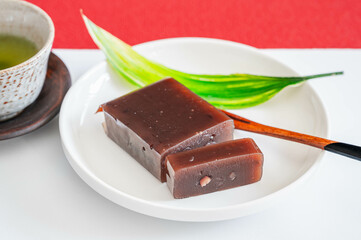 カットする羊羹