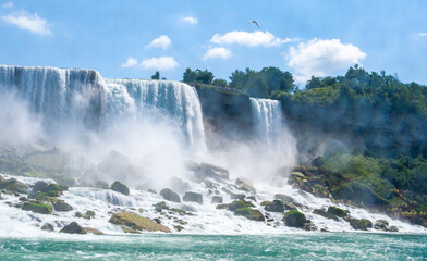 Naklejka premium Clouds of splashes and falling water from Niagara Falls, Niagara State Park