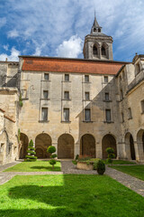 Fototapeta na wymiar Vue sur le clocher de l'église Saint-Léger depuis le Prieuré Saint-Léger de Cognac, Charente-Maritime